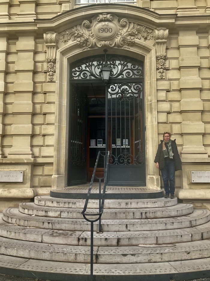 Françoise Pétrovitch devant l'entrée de l'Institut