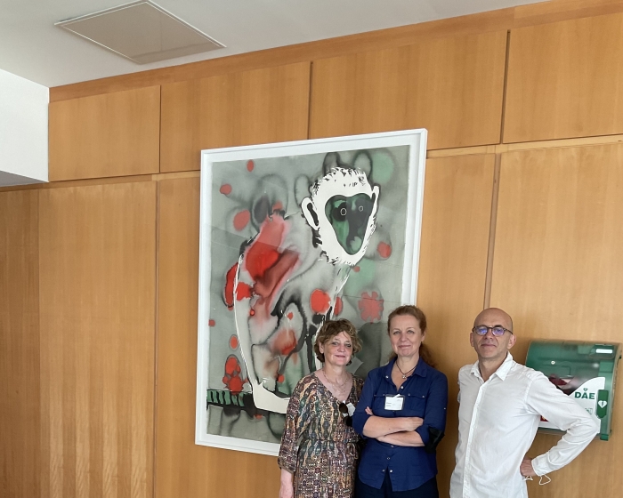 Françoise Pétrovitch, Olivier Schwartz et Françoise Adamsbaum devant le Grand Singe installé sur les murs de l'Institut Pasteur 