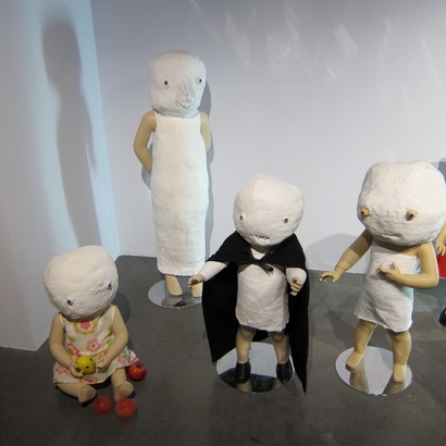 Neil Farber, installation de Mannys, plâtre, résine, tissus (drop fine art), © Pierre Schwartz Neil Farber, installation de Mannys, plâtre, résine, tissus (drop fine art), © Pierre Schwartz
