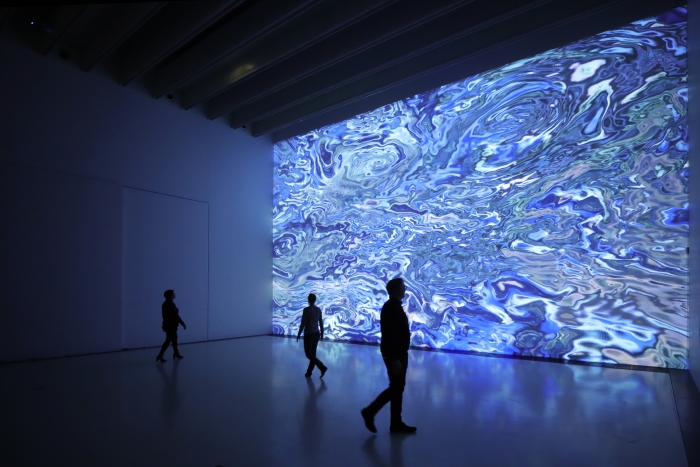 Pixels Liquides 2019, Miguel Chevalier - Installation de réalité virtuelle générative et interactive - Logiciels : Cyrille Henry / Antoine Villeret - Exposition « Pixels Noir Lumière 2019 - Miguel Chevalier », Musée Soulages, Rodez - Commissaire : Christophe Hazemann - Photo Nicolas Gaudelet