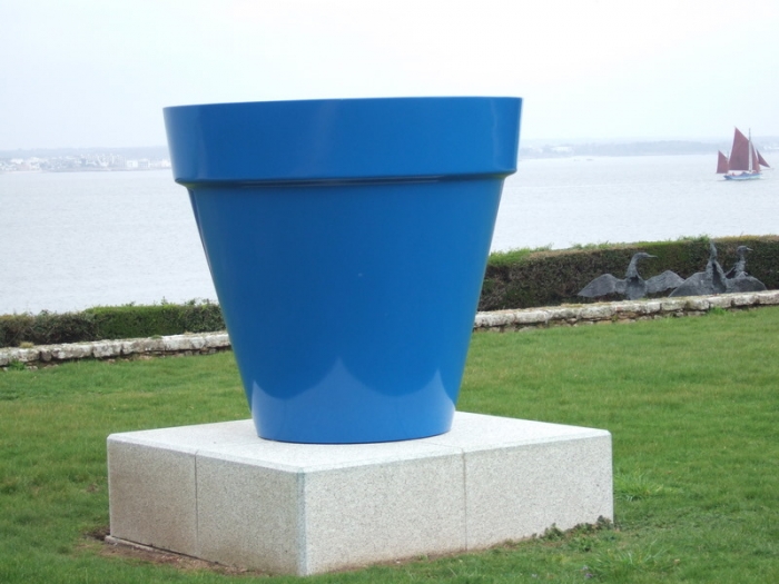 Jean Pierre Raynaud, Pot bleu, Résine, 1, 40 m Jean Pierre Raynaud, Pot bleu, Résine, 1, 40 m
