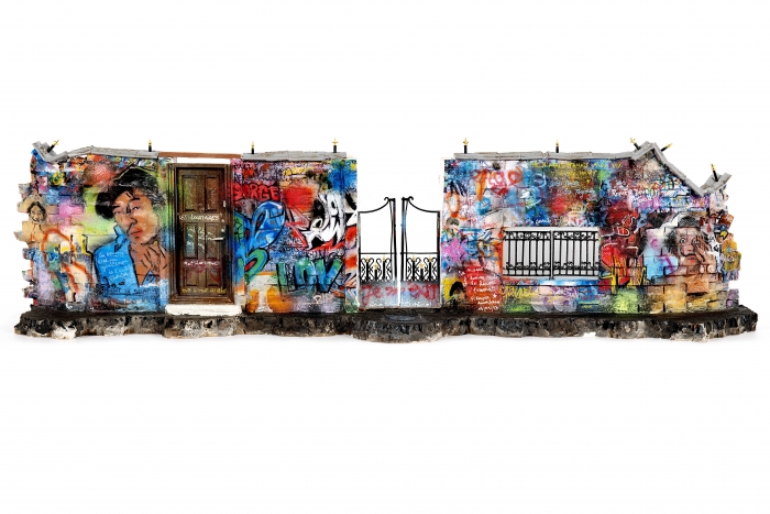 Lord Anthony Cahn et Roberto Battistini pour 'Gainsbourg Still Alive', Rue de Verneuil Variation n°4, briques, ciment, bois, aérographe et acrylique, 2016-2017. 26 x 90 x 26 cm.