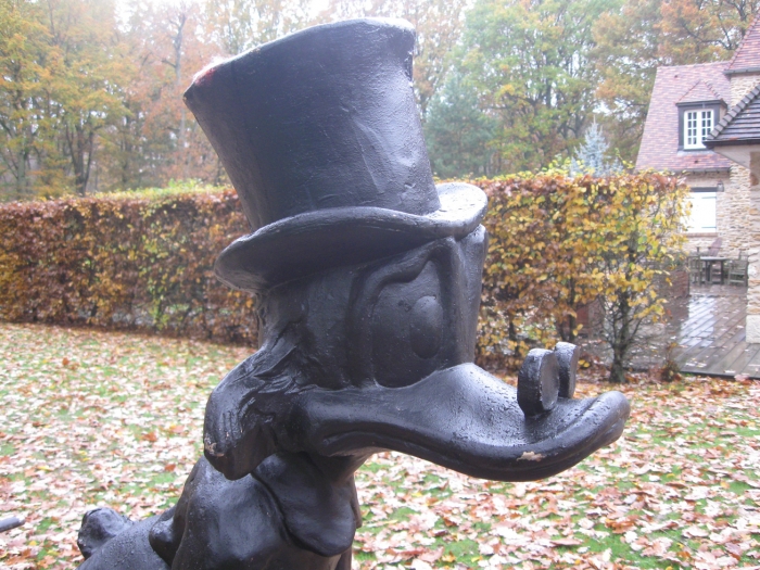 (Casse-toi alors) Pauvre canard, 2009, Bronze, plumes, bitume, 167 x 370 x 75 cm (détail)