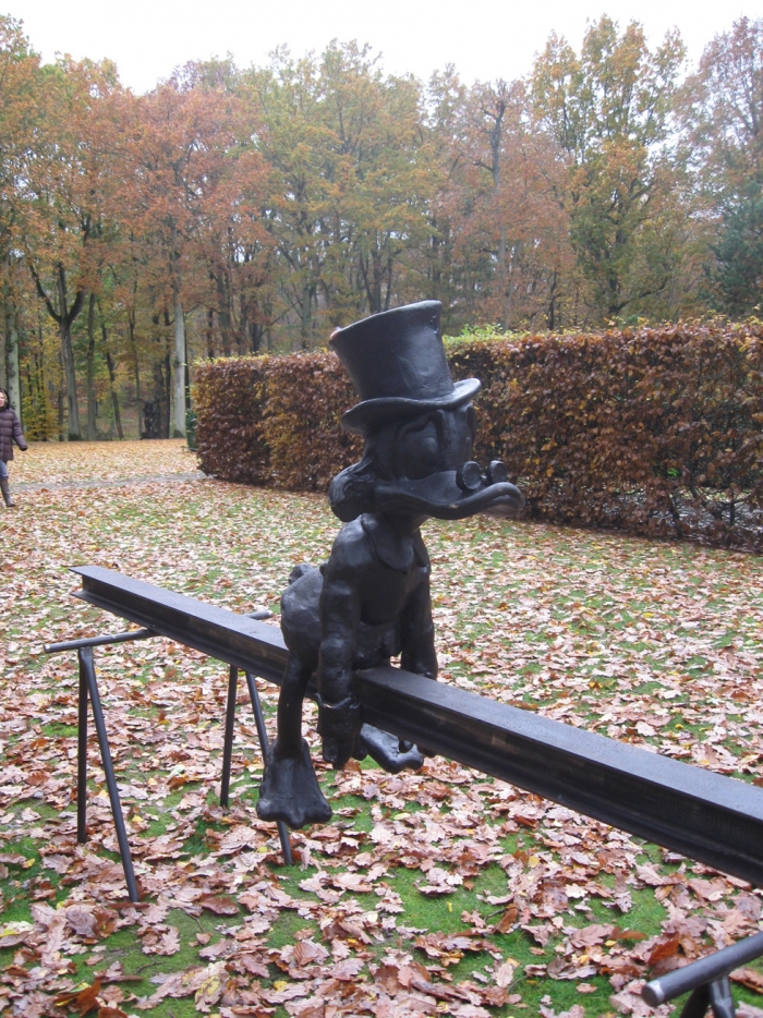 (Casse-toi alors) Pauvre canard, 2009, Bronze, plumes, bitume, 167 x 370 x 75 cm