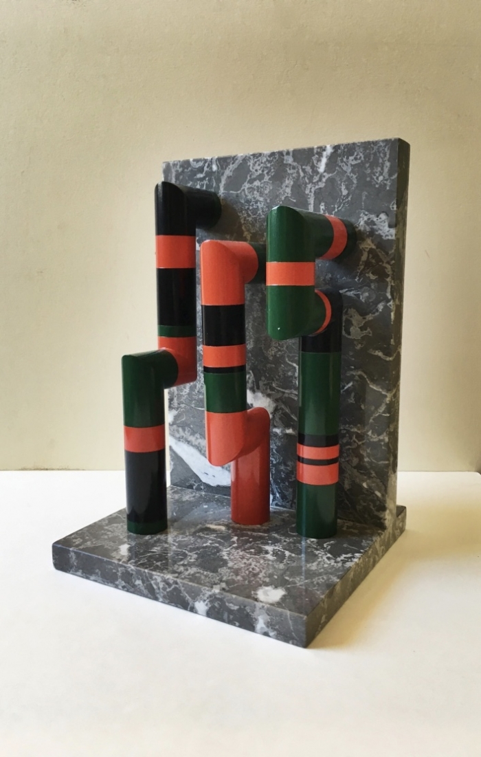 Guy de Rougemont, Portique (sculpture de table), c. 1970. Colonnes en PVC laqué, 21 x 21 x 32 cm. Signée et numérotée