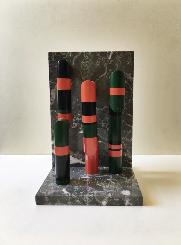 Guy de Rougemont, Portique (sculpture de table), c. 1970. Colonnes en PVC laqué, 21 x 21 x 32 cm. Signée et numérotée