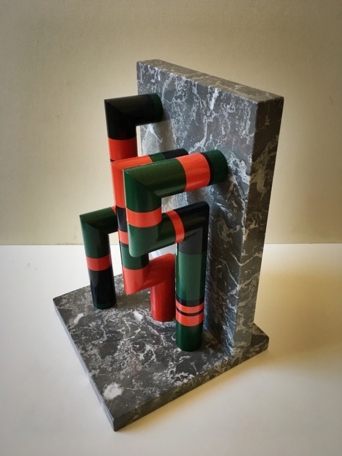 Guy de Rougemont, Portique (sculpture de table), c. 1970. Colonnes en PVC laqué, 21 x 21 x 32 cm. Signée et numérotée