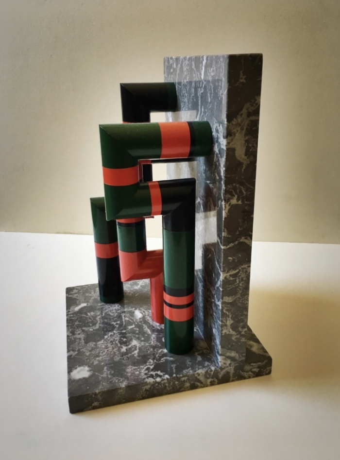 Guy de Rougemont, Portique (sculpture de table), c. 1970. Colonnes en PVC laqué, 21 x 21 x 32 cm. Signée et numérotée