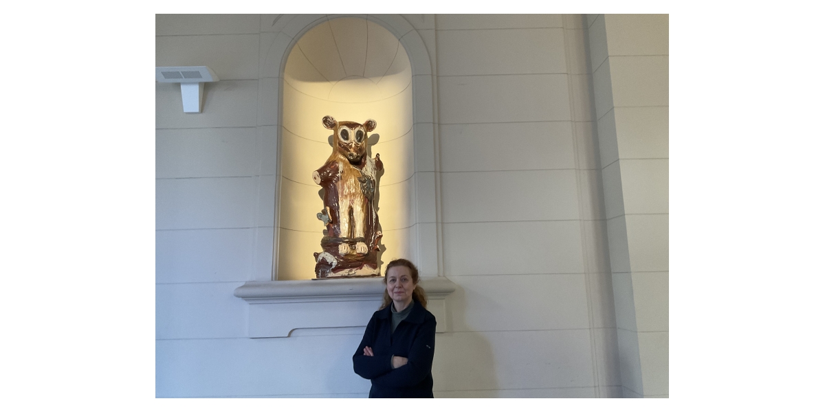 Françoise Pétrovitch devant sa sculpture à l'Institut Pasteur