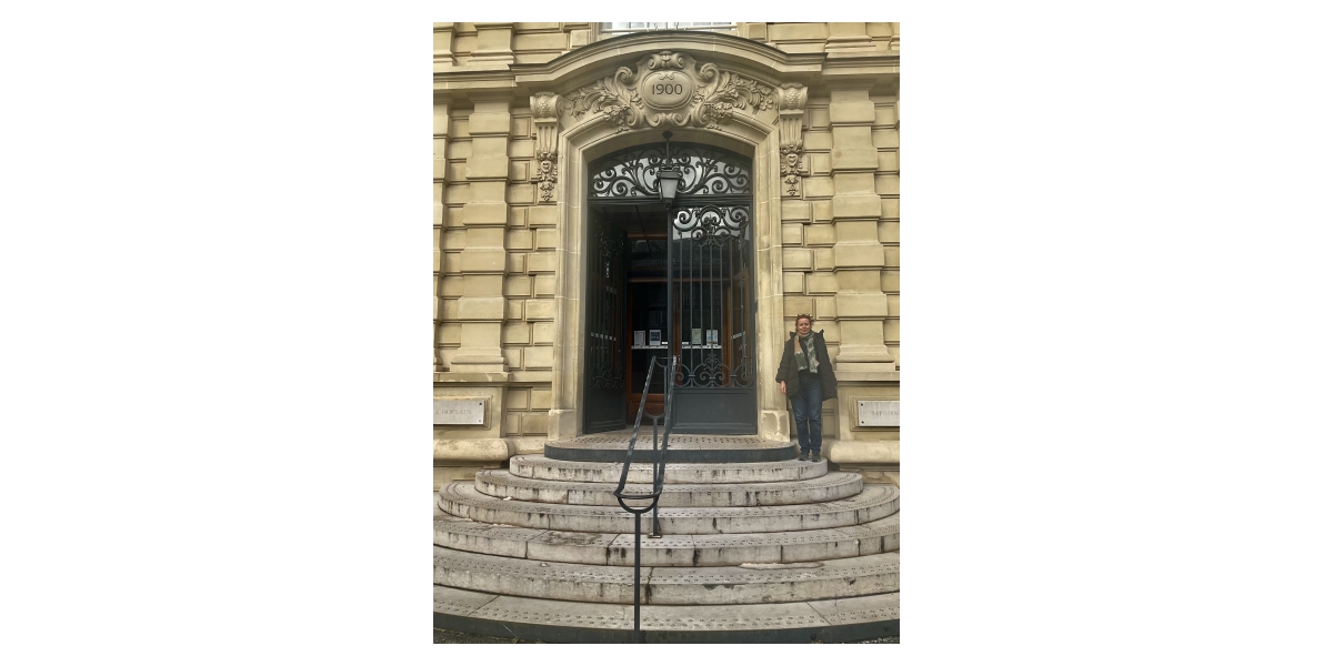 Françoise Pétrovitch devant l'entrée de l'Institut