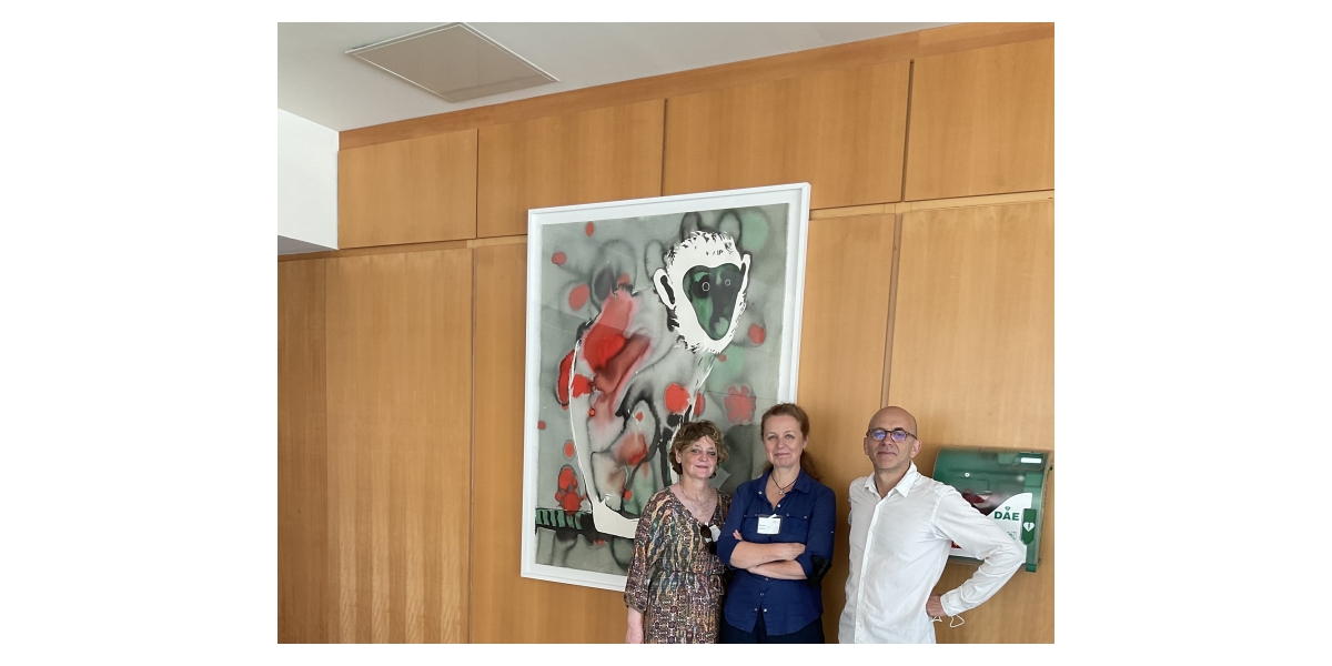 Françoise Pétrovitch, Olivier Schwartz et Françoise Adamsbaum devant le Grand Singe installé sur les murs de l'Institut Pasteur 