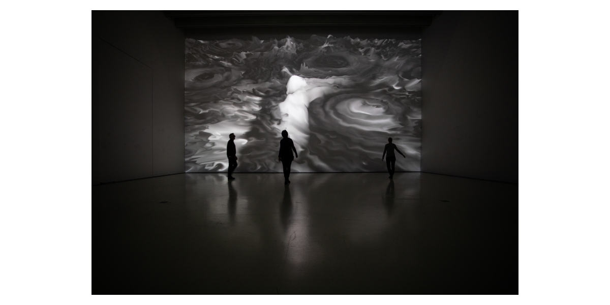 Pixels Liquides 2019, Miguel Chevalier - Installation de réalité virtuelle générative et interactive - Logiciels : Cyrille Henry / Antoine Villeret - Exposition « Pixels Noir Lumière 2019 - Miguel Chevalier », Musée Soulages, Rodez - Commissaire : Christophe Hazemann - Photo Nicolas Gaudelet