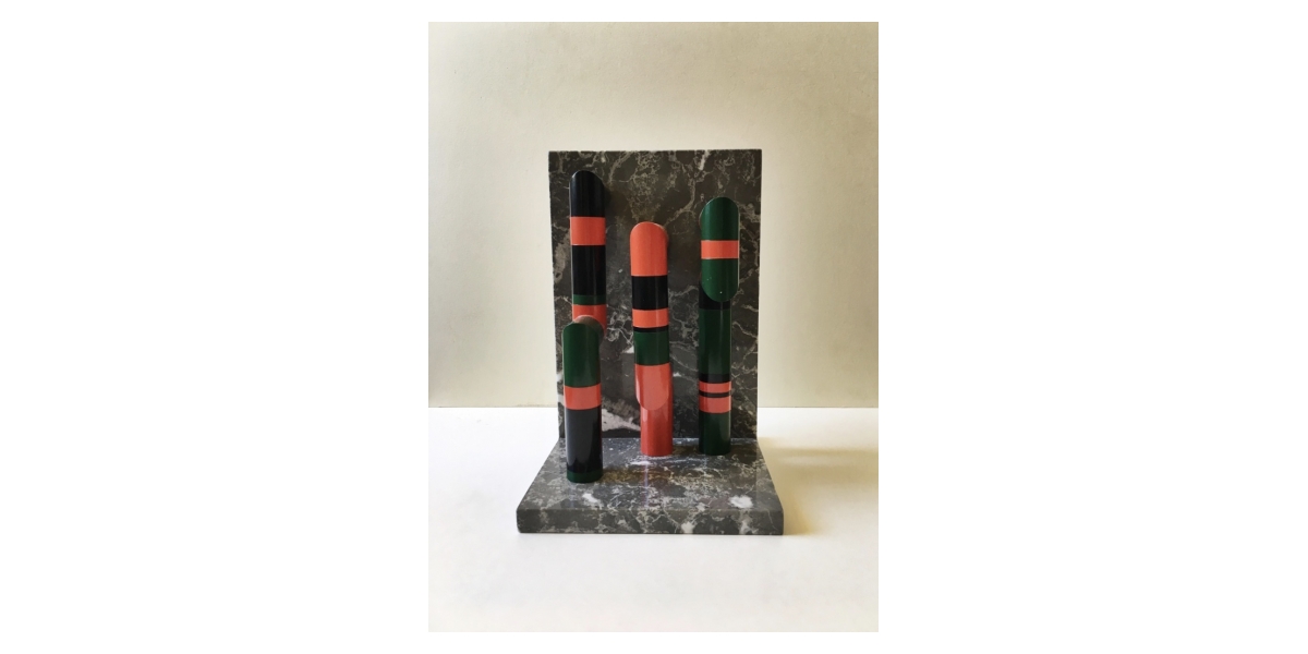 Guy de Rougemont, Portique (sculpture de table), c. 1970. Colonnes en PVC laqué, 21 x 21 x 32 cm. Signée et numérotée