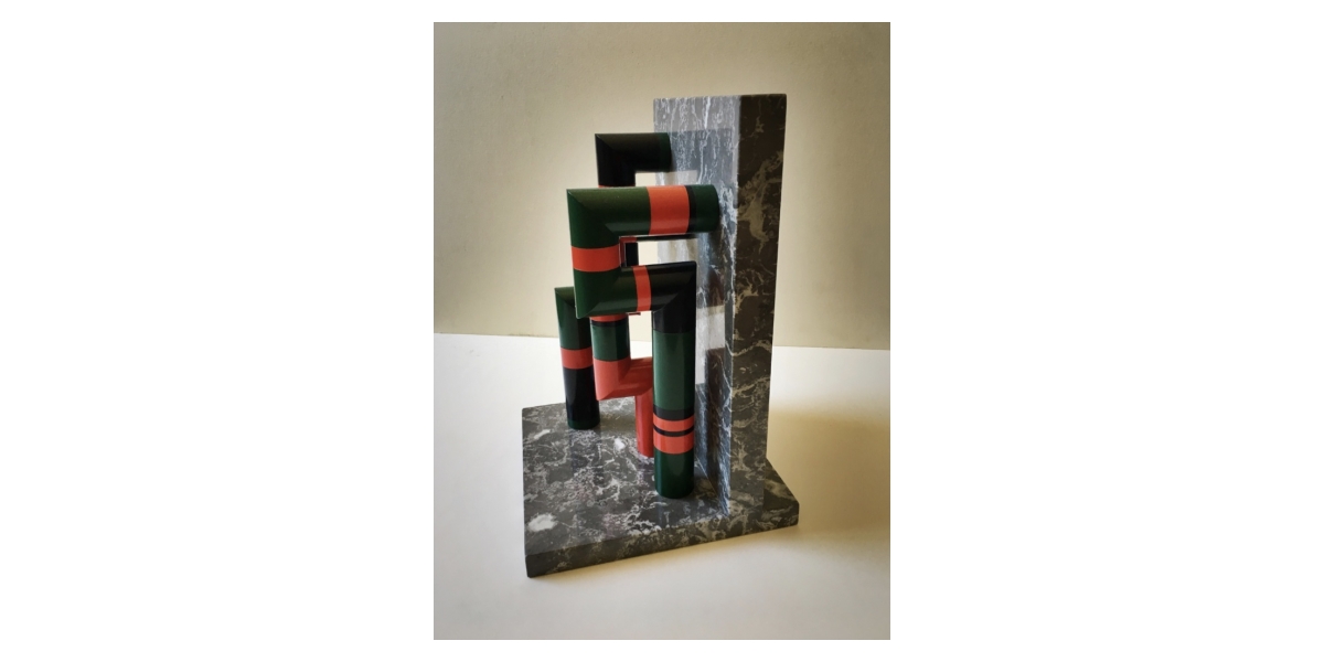 Guy de Rougemont, Portique (sculpture de table), c. 1970. Colonnes en PVC laqué, 21 x 21 x 32 cm. Signée et numérotée