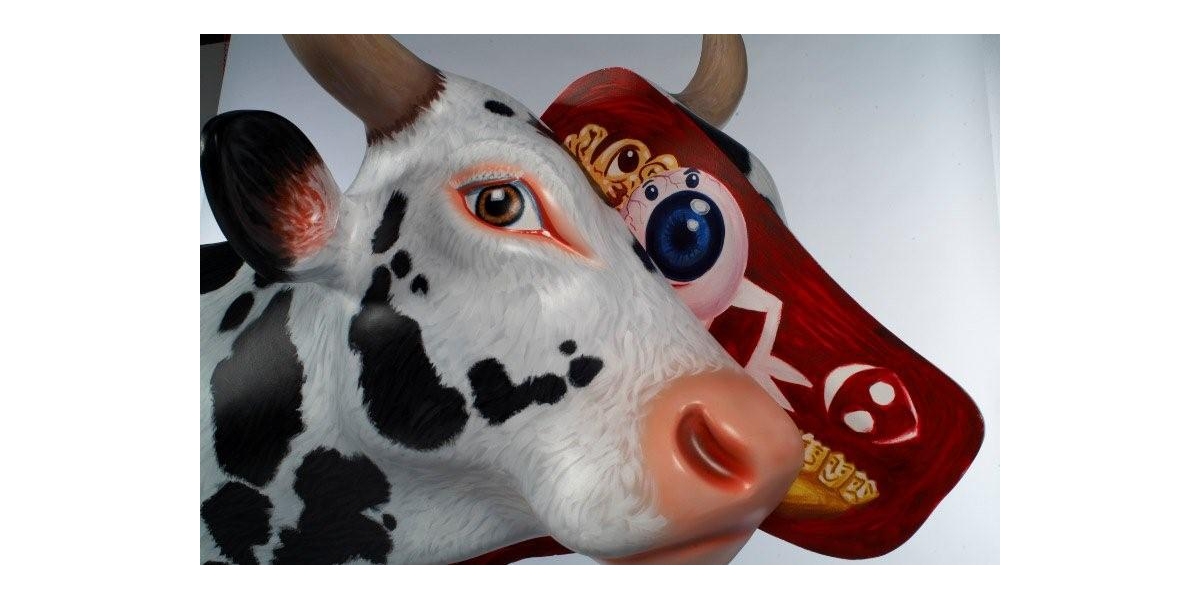 Hervé Di Rosa, Hommage à Damien Hirst (2007), vache, résine et bois, 31 x 55 cm