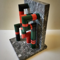 Guy de Rougemont, Portique (sculpture de table), c. 1970. Colonnes en PVC laqué, 21 x 21 x 32 cm. Signée et numérotée